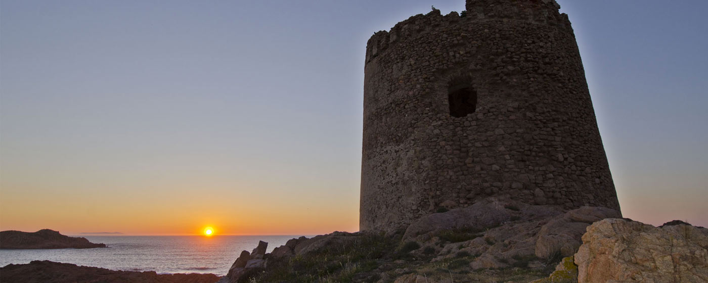 der Spanische Wehrturm, im Hintergrund die untergehende Sonne auf dem Meer