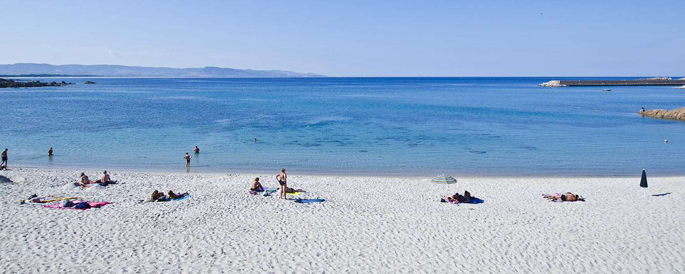 spiaggia sabbiosa bianca con mare azzurro a Isola Rossa