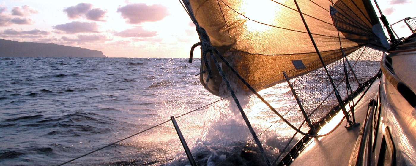 ein Segelschiff auf Meer, der Wind bläst in die Segel