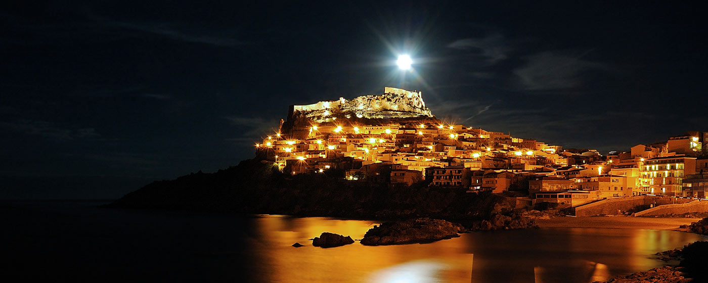 die Isola Rossa bei Nacht, am Himmel strahlt der Vollmond