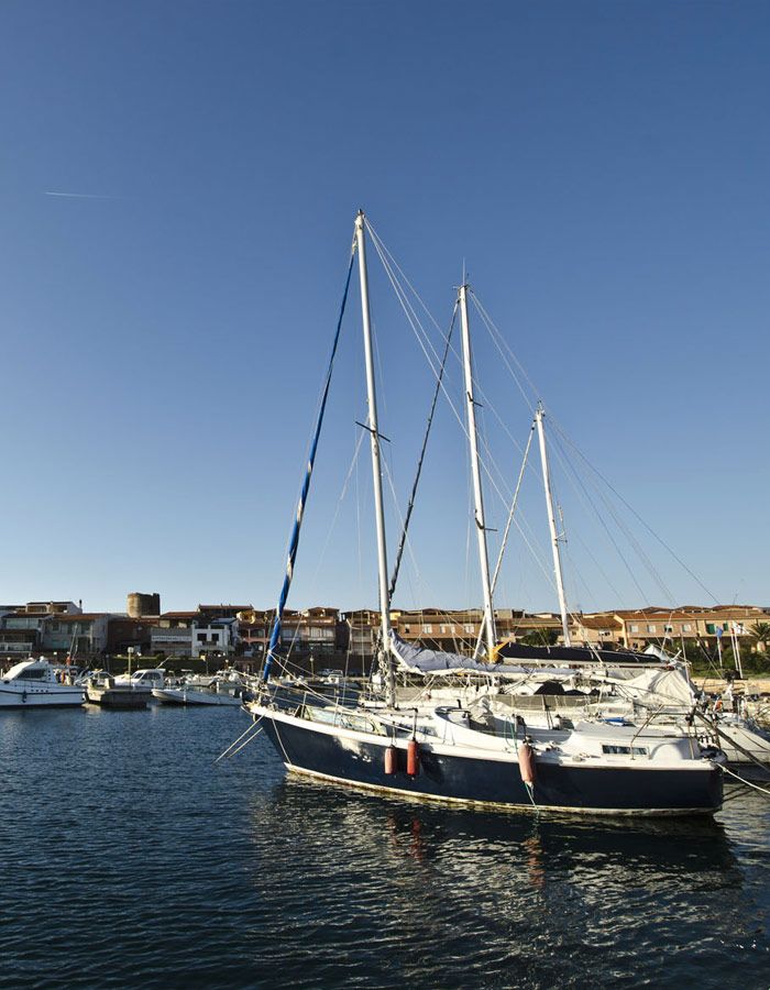 Barca a vela attraccata vicino all'agenzia Isola Rossa