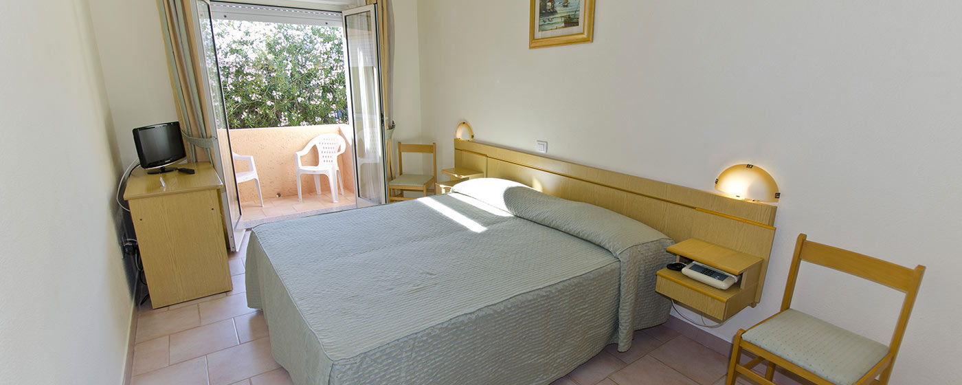 ein Doppelzimmer mit Balkon im Hotel Gabbiano