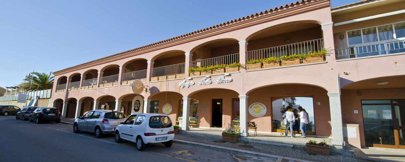 un edificio in stile coloniale a Isola Rossa