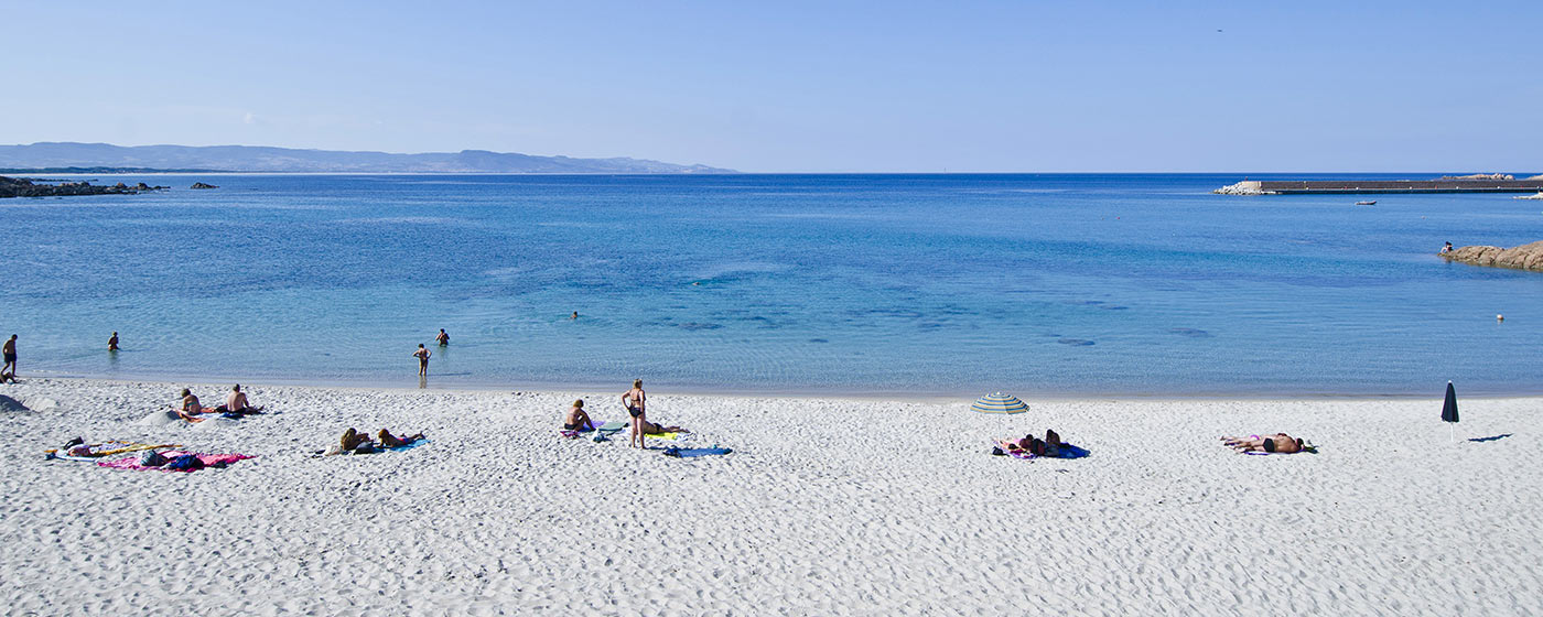 einige Leute auf dem Strand