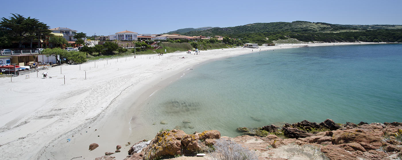 ein Sandstrand mit klarem Wasser