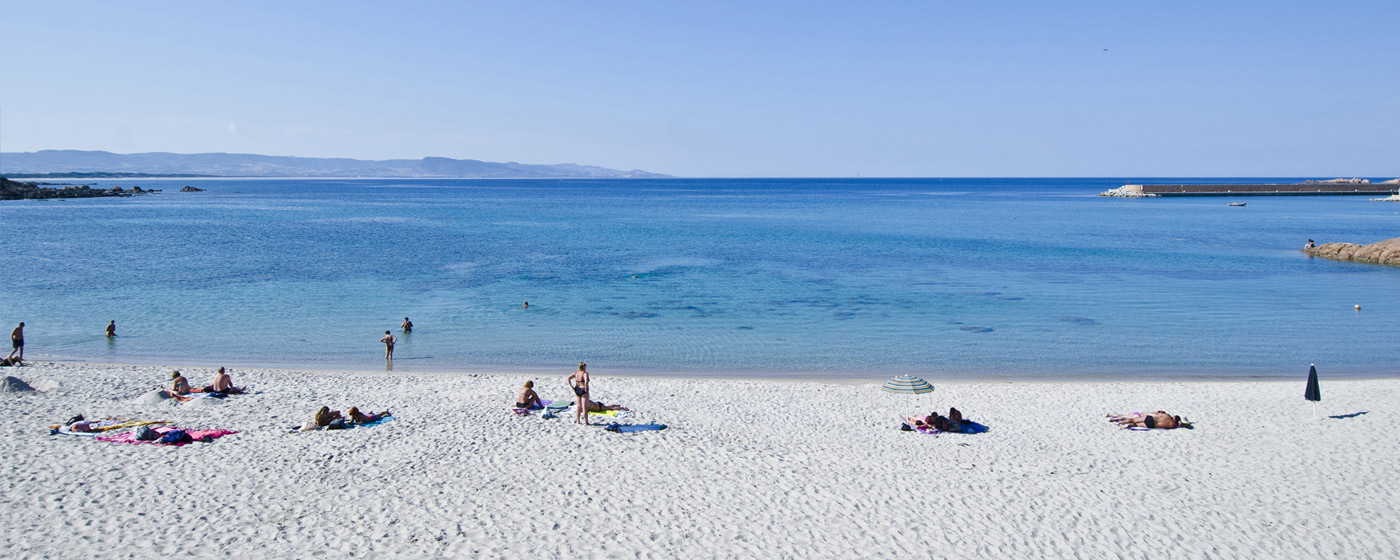 weißer Strand und klares Meerwasser