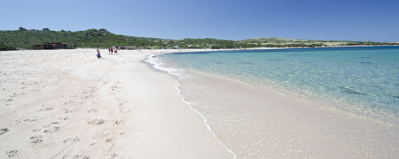 weißer Strand mit hellblauem Wasser auf der Isola Rossa