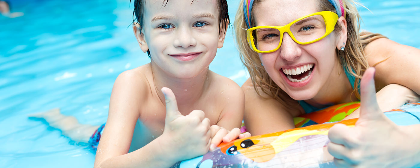 glückliche Geschwister im Pool