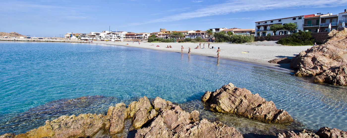 una spiaggia sabbiosa tranquilla con un paio di persone